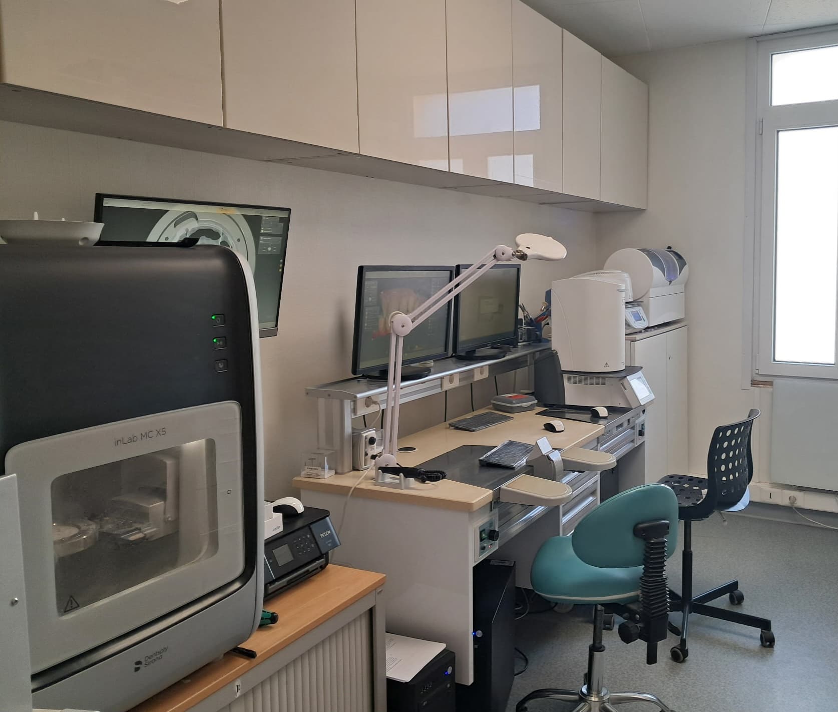 Laboratoire de prothèse dentaire du cabinet : usineuse céramique inLab MC XS et postes de conception 3D (CFAO)