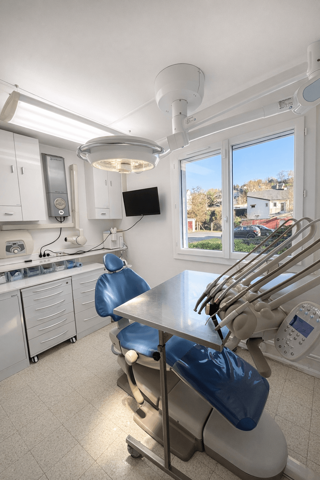 Salle de soins du Cabinet Dentaire AB : fauteuil dentaire, éclairage opératoire et vue dégagée